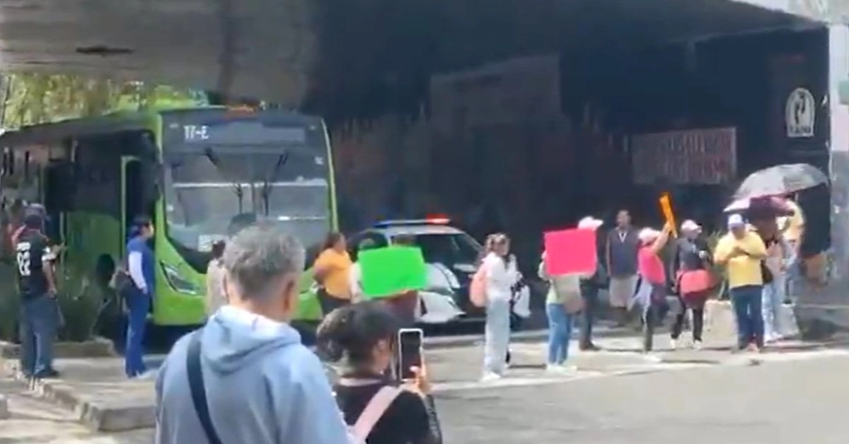 Bloqueo en Calzada de Tlalpan por trabajadores de pipas que exigen mejorar tiempos de abastecimiento