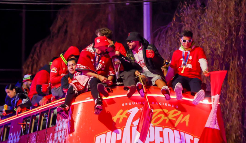 Toluca celebra en grande su bicampeonato con fiesta roja