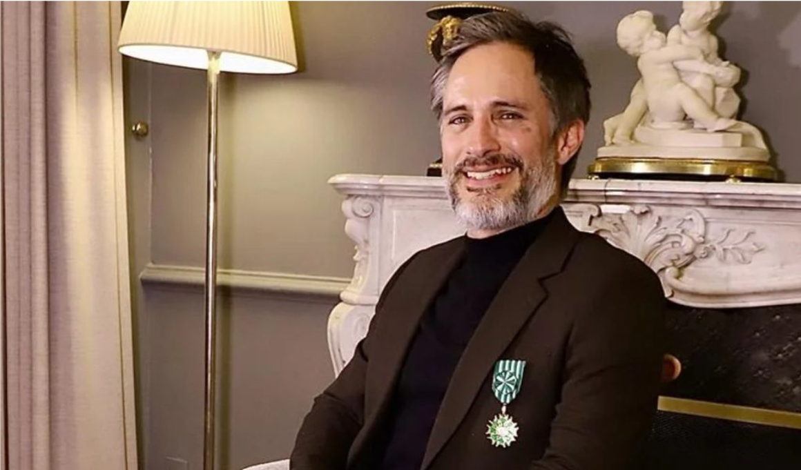 Gael García es condecorado por Francia con la Orden de las Artes y las Letras