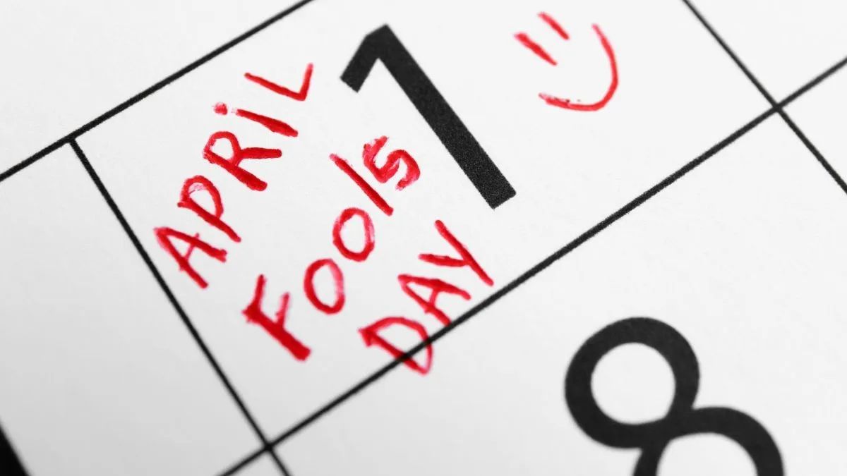 Abril arranca con el April Fool’s Day 2026: ¿Por qué caemos en las bromas este 1 de abril?