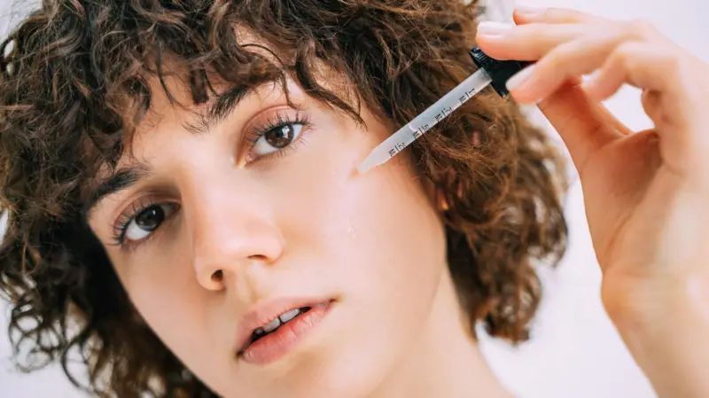 De  esperma de salmón a “faciales vampiro”: ¿moda o ciencia en el cuidado de la piel?