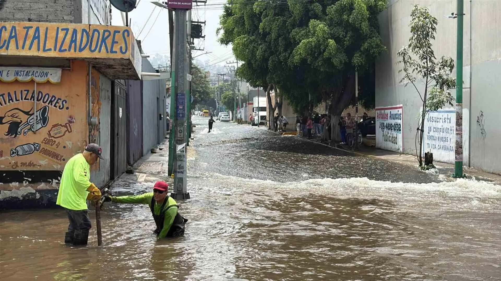 Mega fuga de agua inunda calles de Iztapalapa y desata alarma entre vecinos
